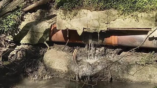El actual colector, que está vertiendo continuamente al río.