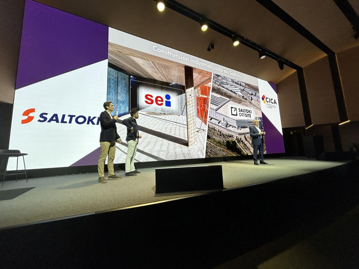La ponencia “Construcción industrializada: casos y aprendizajes. SEI y Saltoki Offsite” mostró experiencias reales de aplicación de sistemas industrializados en edificación.