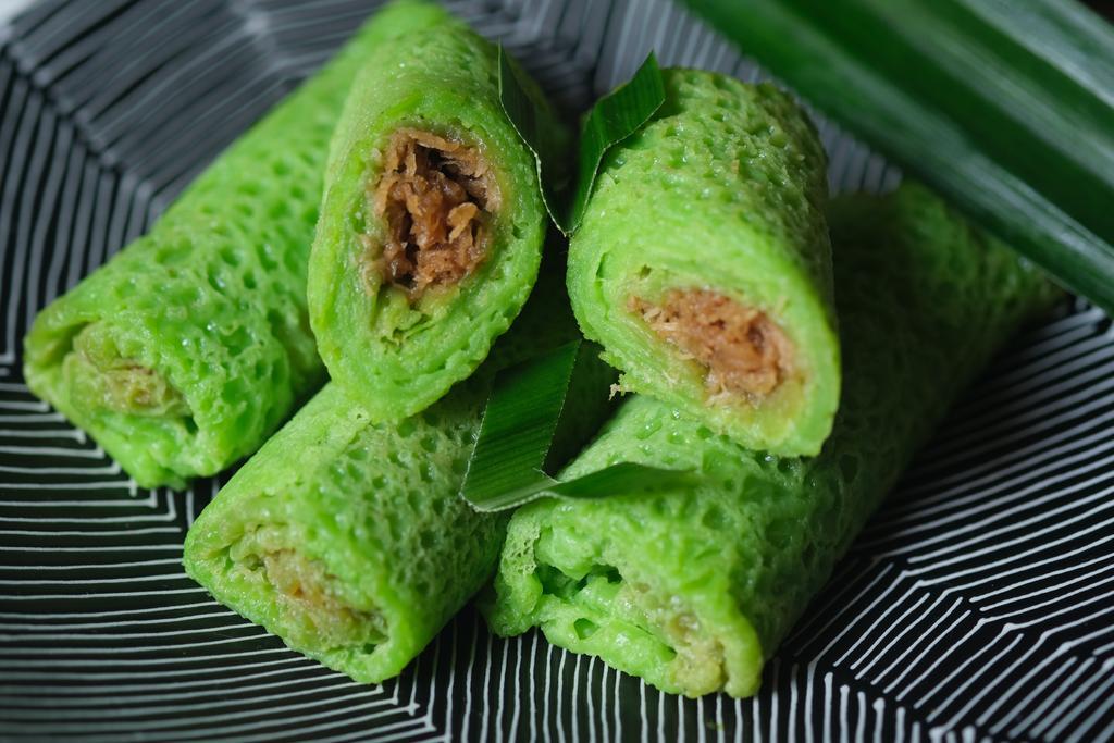 El dadar gulung está hecho con harina y leche de coco.