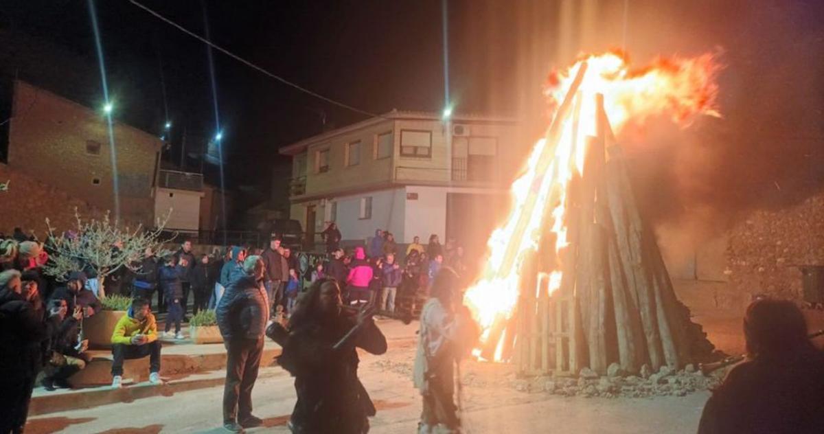 El sábado se encendió la tradicional hoguera para celebrar las fiestas. | SERVICIO ESPECIAL
