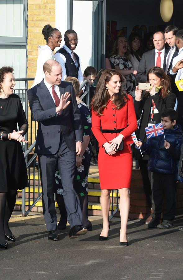 Kate Middleton con traje rojo de Luisa Spagnolo junto al principie Guillermo