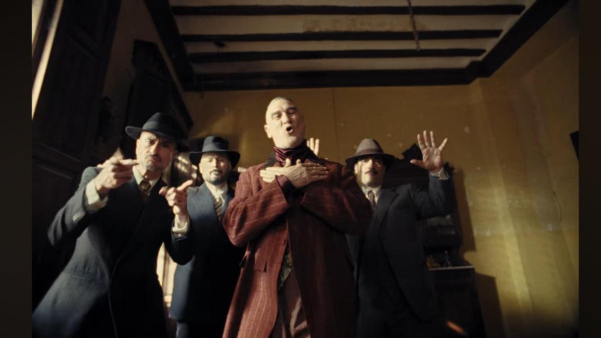 Los cuatro integrantes de Violadores del Verso, juntos en el videoclip.