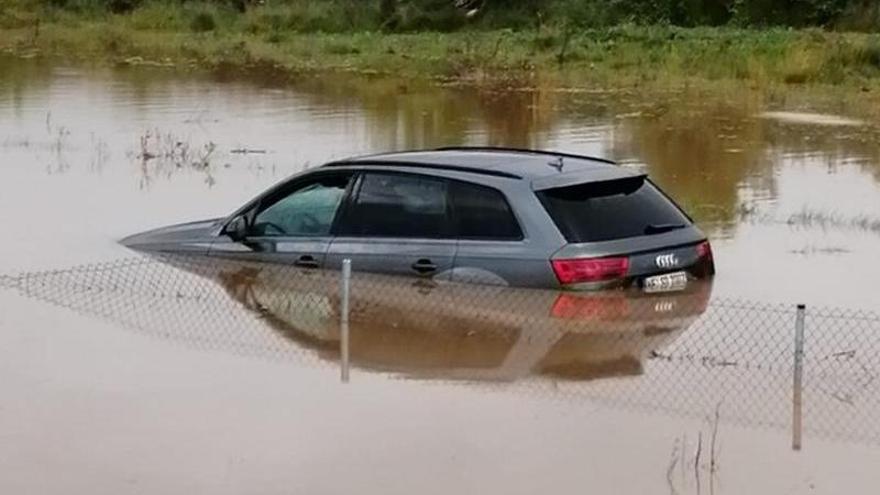 Un cotxe completament inundat a per els aiguats al Montsià i el Baix Ebre