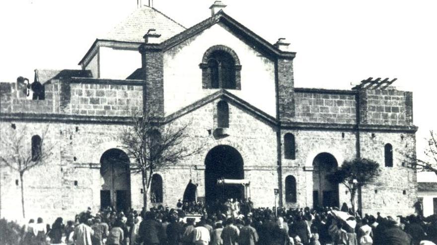 Salida del Santísimo del nuevo templo de la Inmaculada Concepción, todavía en construcción. Finales del siglo XIX. / Foto: Alberto Darblade - Colección de F. Sala Aniorte