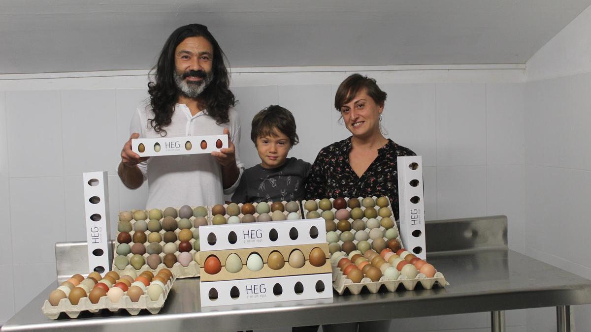 Toni Martínez, amb la dona i el fill, al seu negoci familiar de Callús, en una imatge d'arxiu