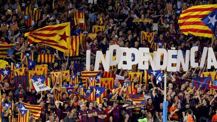 Aficionados del Barcelona con banderas &quot;esteladas&quot;.