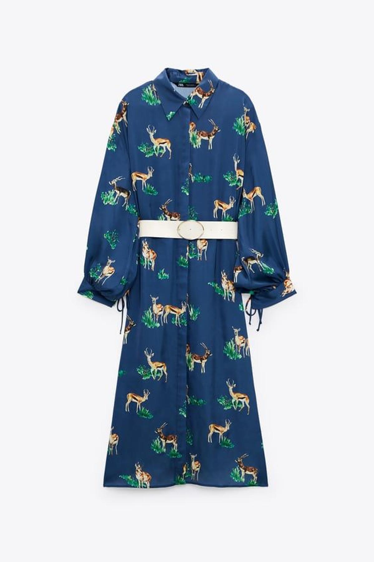 Vestido fluido satinado con estampado, de Zara (39,95 euros)