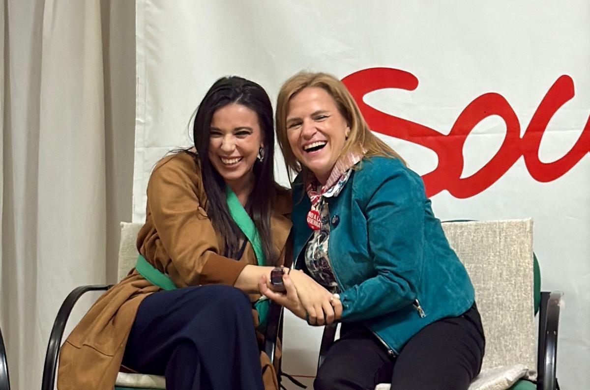 Pilar Bernabé con Sarah Santaolalla, en Benetússer.