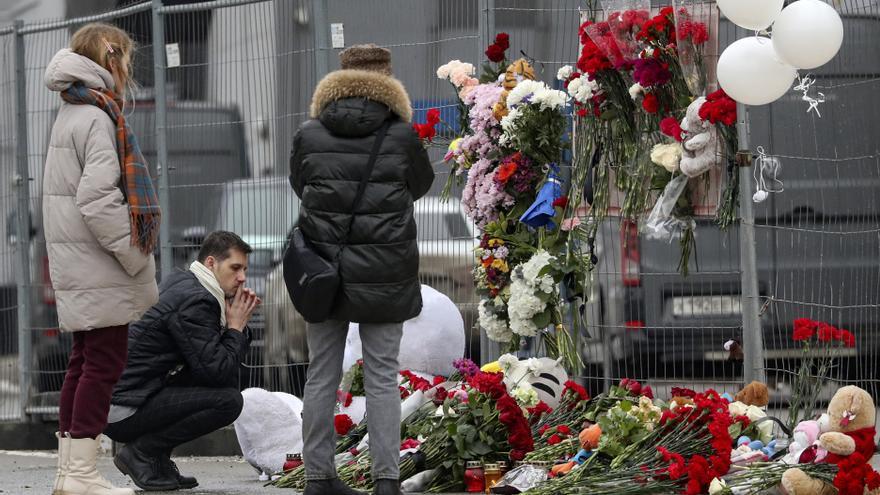 Moscú está de luto por las víctimas del atentado terrorista mientras intenta incriminar a Ucrania