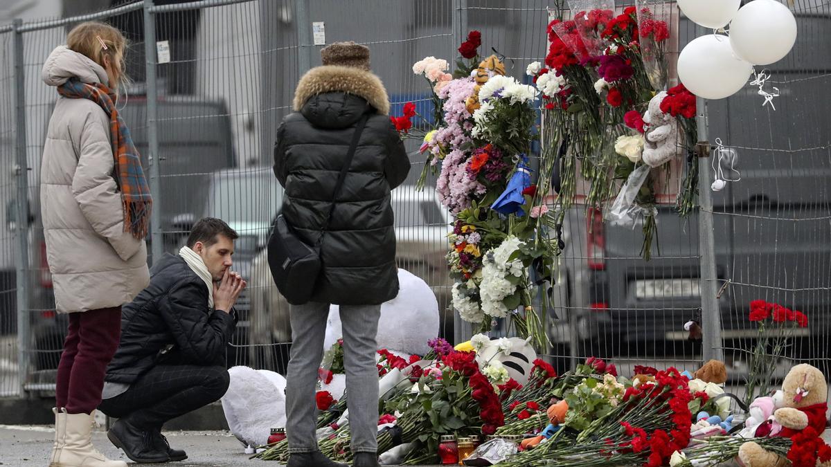 Ciudadanos rusos depositan flores en el lugar del atentado.