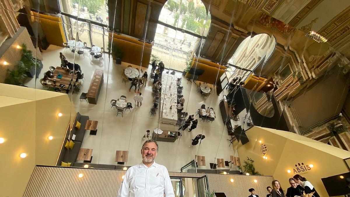 Albert Raurich, ante el faraónico espejo del restaurante Absis, en el MNAC.
