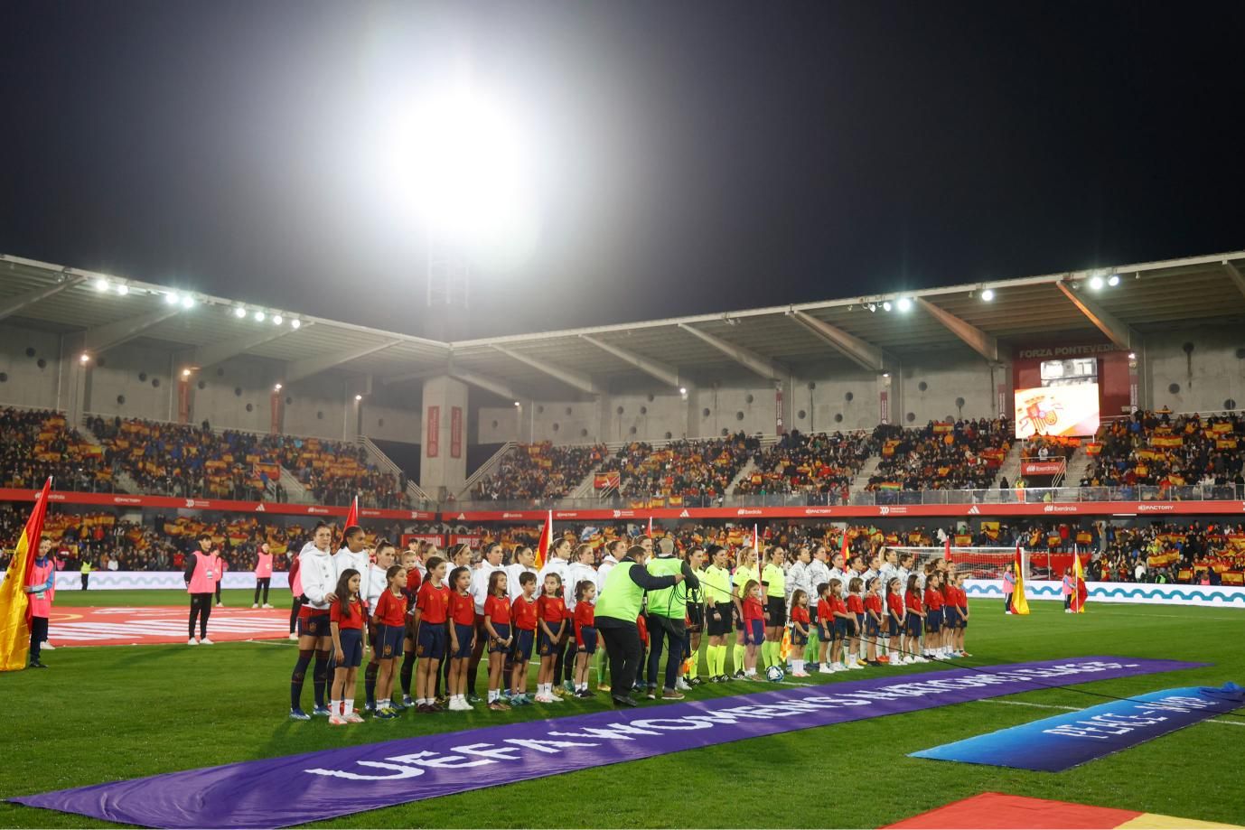 La afición se vuelca con las campeonas del mundo