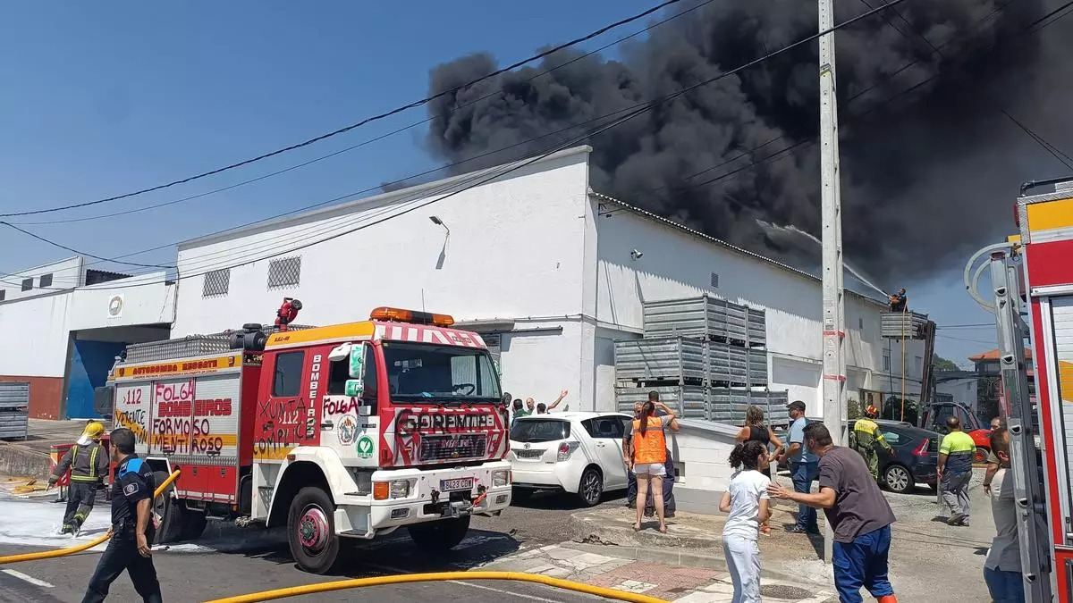 Un incendio provoca el derrumbe del techo de una conservera en Rianxo y obliga a evacuar a un centenar de trabajadores