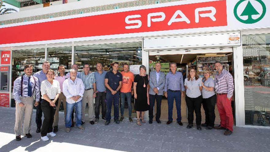 Directivos y empleados de Spar Gran Canaria durante la reapertura del supermercado.