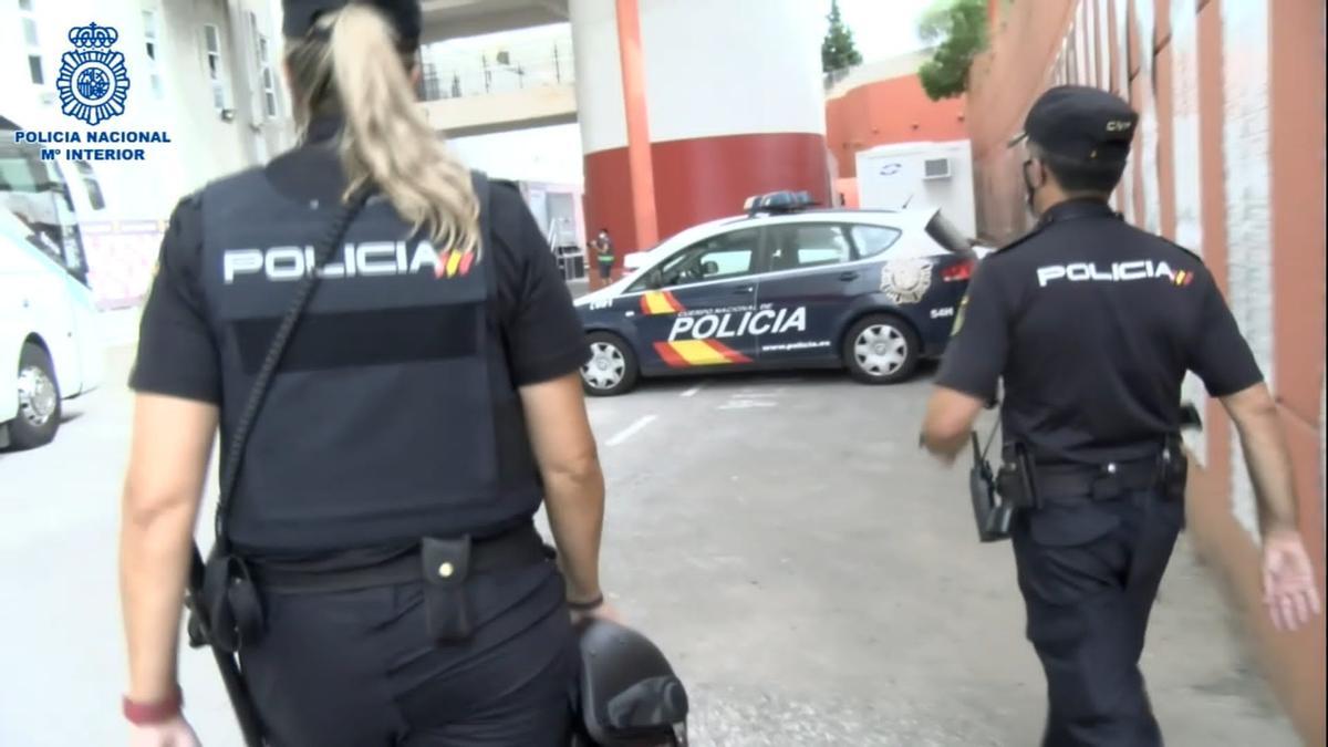 Agentes de la Policía Nacional en Palma, ayer en el estadio de Son Moix.