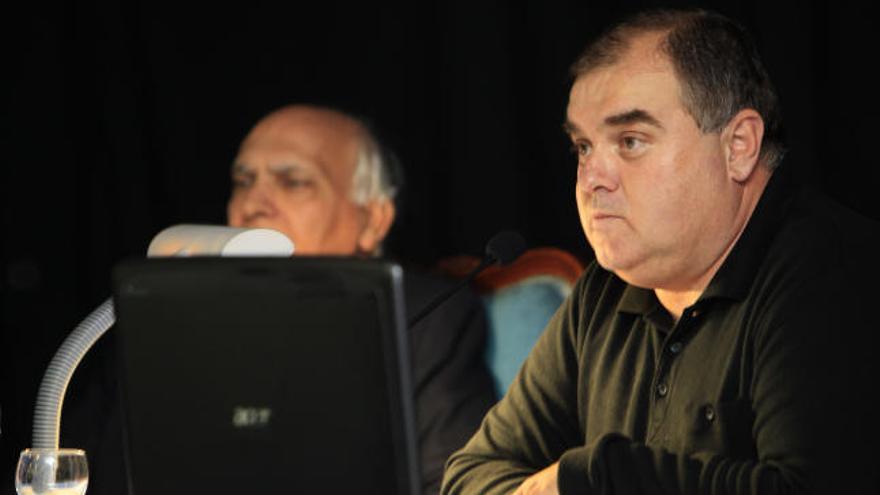 El presidente del Ateneo Marítimo de Valencia, Miguel Ángel Belenguer, en la conferencia sobre Robillard ofrecida ayer en el centro cultural.