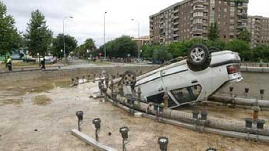 Un vehículo se empotra en la glorieta de Isabel de Portugal de Badajoz