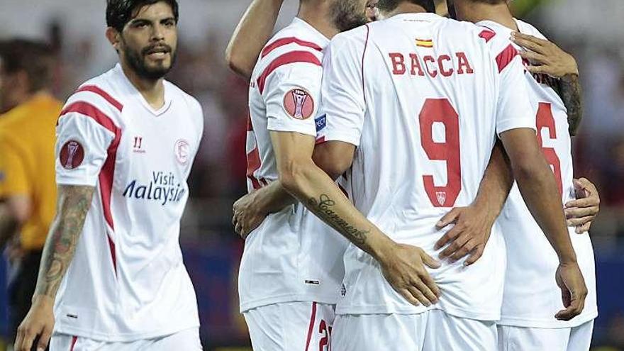 Los jugadores del Sevilla celebran uno de sus goles.