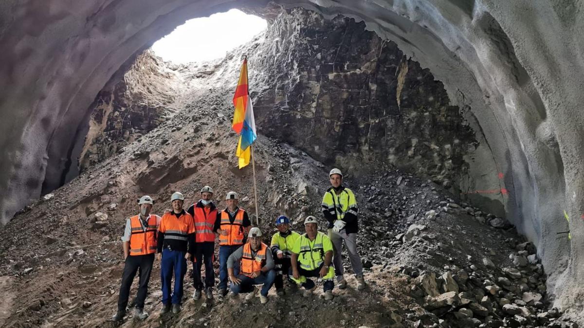 Los trabajadores de la excavación del túnel de Guayedra posan tras la apertura de la boca norte. |