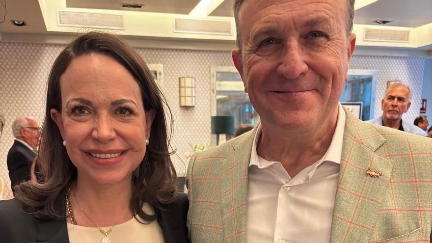 Luis Gestoso, portavoz de Vox en Murcia, y Corina Machado se encuentran en Madrid