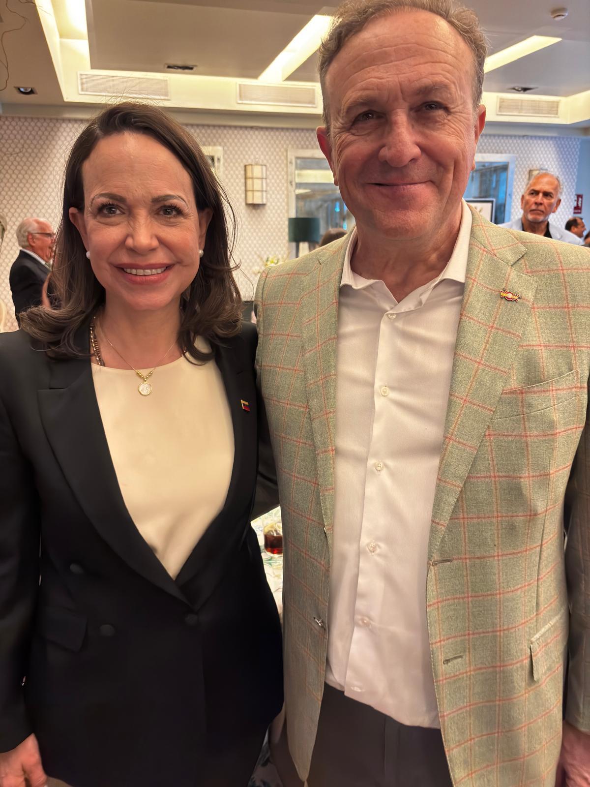 Luis Gestoso junto Corina Machado