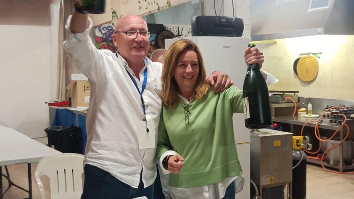 Juan Ortolá y Mavi Pérez celebran el resultado electoral y el hecho de ser decisivos