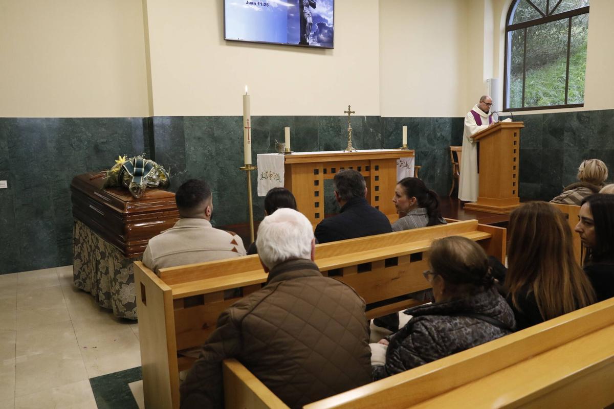 Un momento de la celebración en el tanatorio de Avilés.
