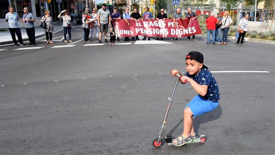 Un nen amb un patinet a la rotonda de la Bonavista, durant el tall de trànsit