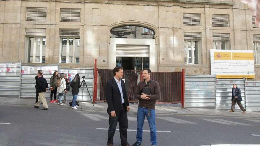 Xosé Somoza (i) ayer ante la plaza de A Ponte con un representante de la asociación de vecinos.