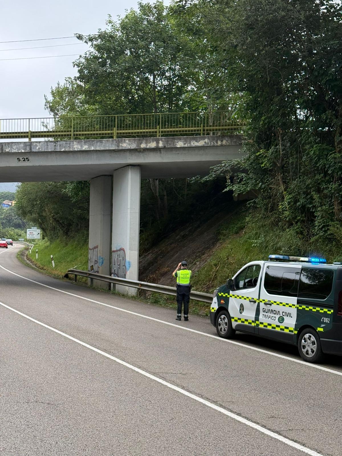 Un agente investiga en la zona en la que se lanzaron bloques de hormigón a la N-634.