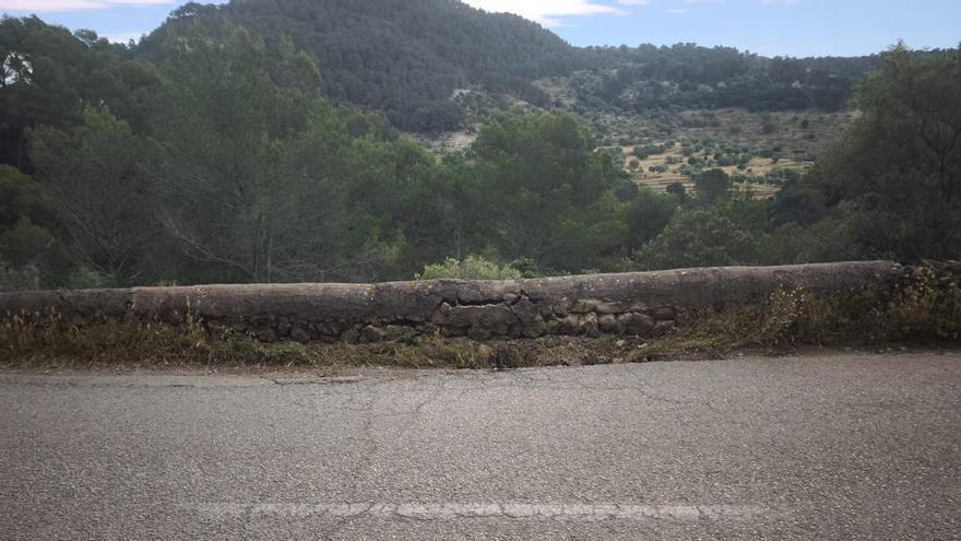 Quejas vecinales por el estado de la carretera de Galilea: el Consell repara un muro de urgencia y prepara una mejora integral