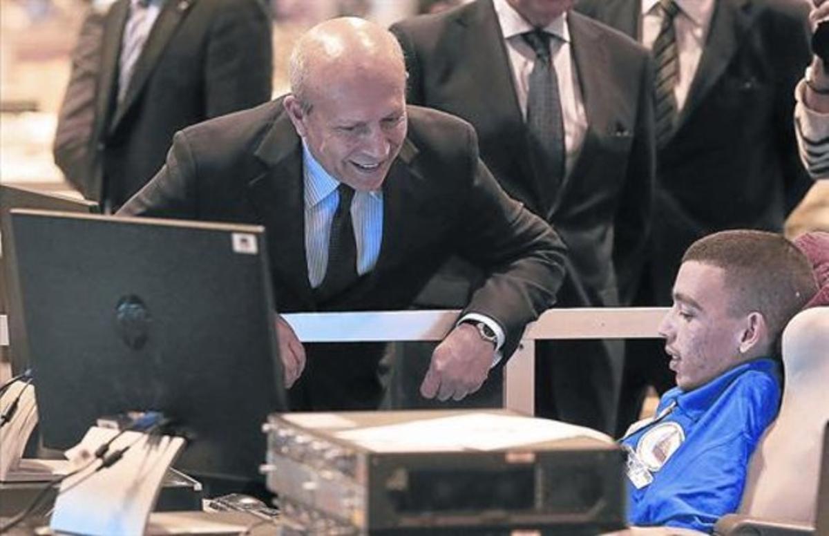 El ministre d’Educació, José Ignacio Wert, saluda un estudiant durant una visita realitzada a la fira Spainskills, ahir a Madrid. El ministre d’Educació, José Ignacio Wert, saluda un estudiant durant una visita realitzada a la fira Spainskills, ahir a Madrid.