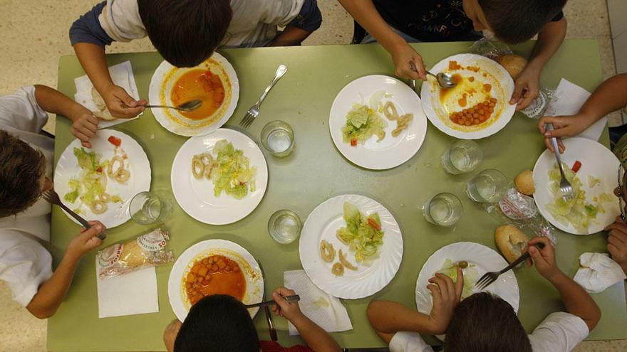 Comer en un colegio público cuesta 4,50 euros al día, mientras que en cualquier concertado de la capital puede llegar a los 8,50 los días sueltos.