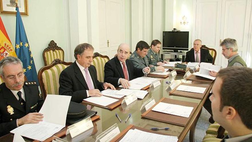 Un momento de la reunión mantenida ayer en la Subdelegación del Gobierno de Ourense