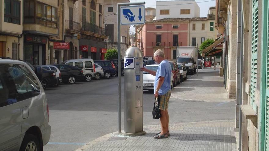 Un ciudadano adquiere un tiquet de la ORA en Inca antes de la supresión del sistema.