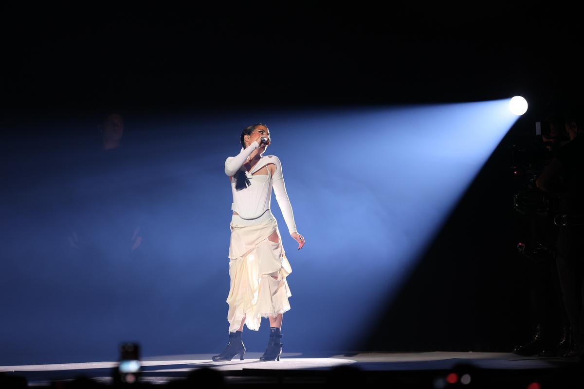 Rosalinda Galán deslumbra con su canción "Mataora" y su juego de sombras