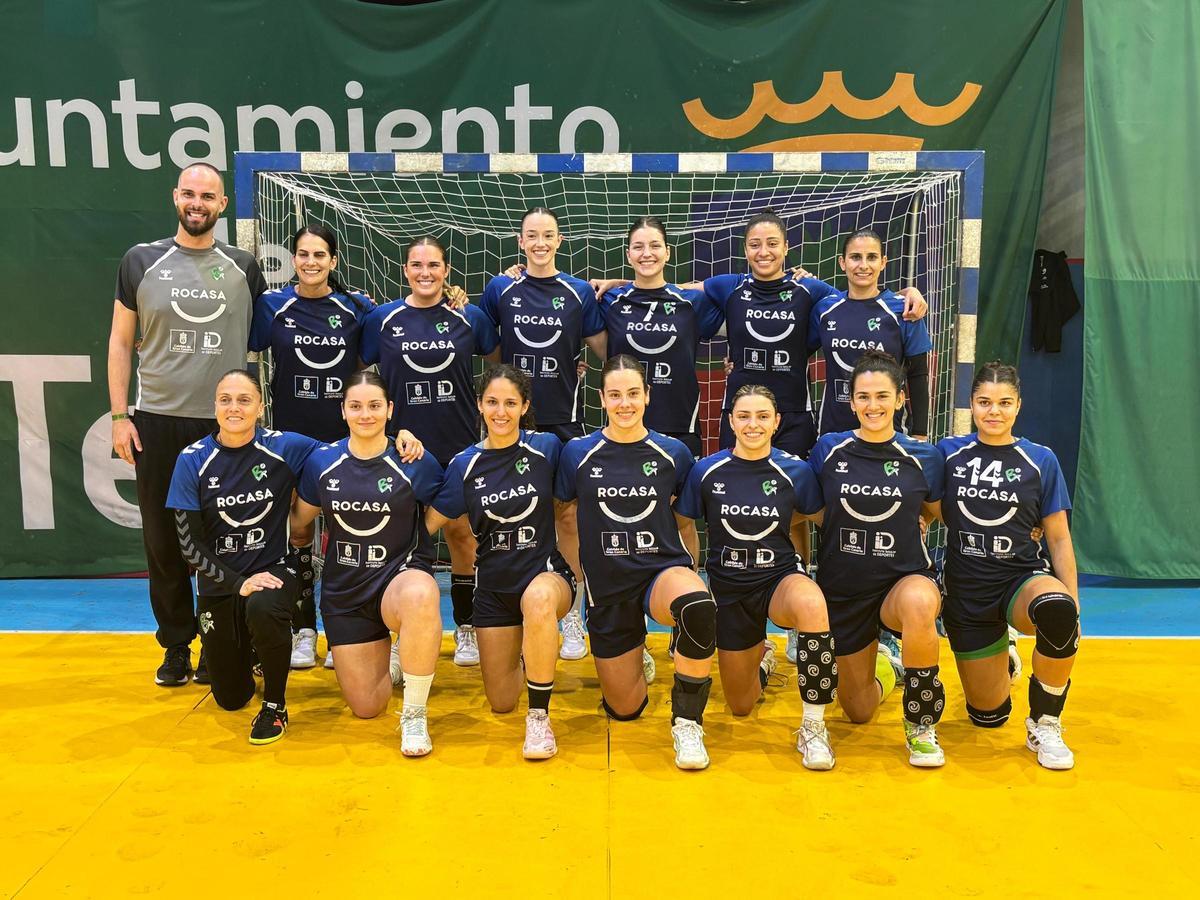 Plantilla del Rocasa 2025-26, en uno de los fondos del Pabellón Antonio Moreno.