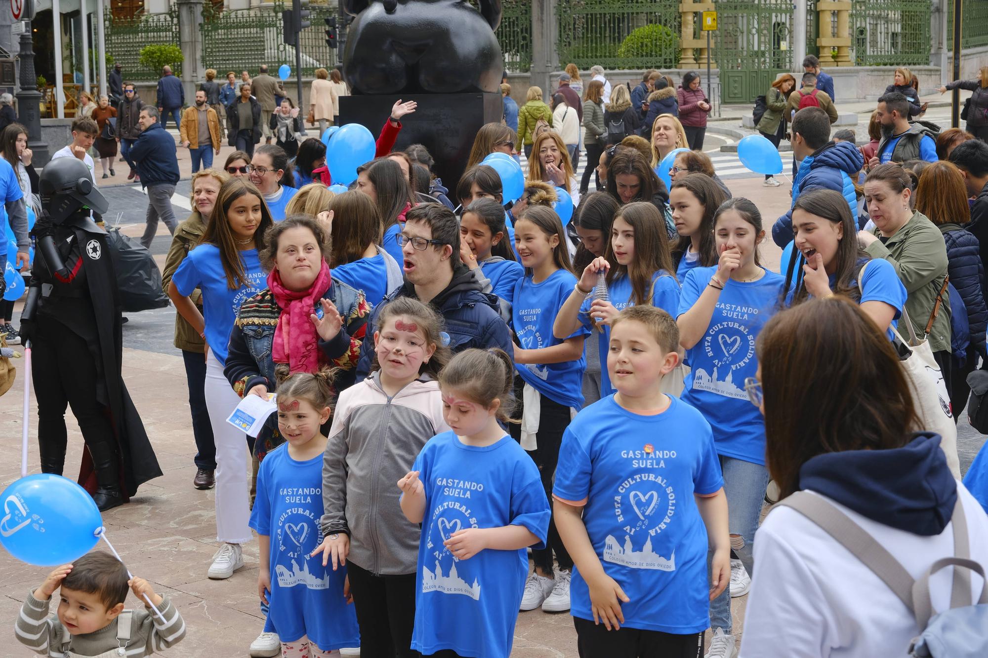 El colegio Amor de Dios congrega a una marea azul solidaria en La Escandalera