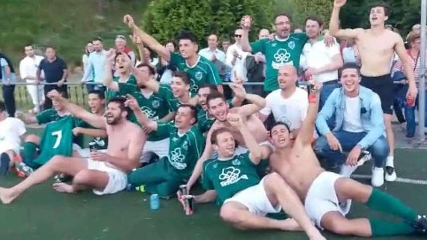 La plantilla del Campo Lameiro celebra el ascenso en pleno campo tras el partido de ayer. // FdV