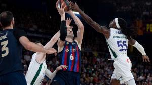 El Unicaja sorprende en el Palau Blaugrana e iguala la serie