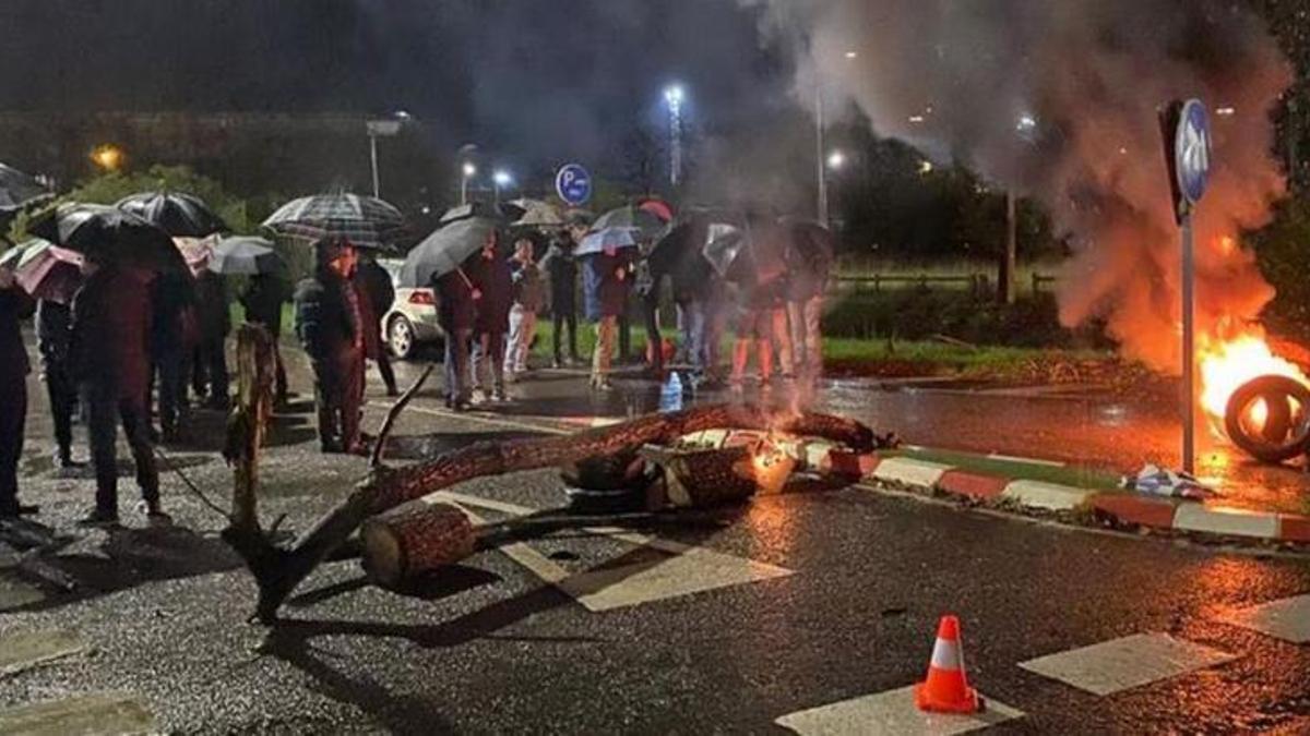 Protesta por los contratos relevo en el acceso a ArcelorMittal en Tabaza.