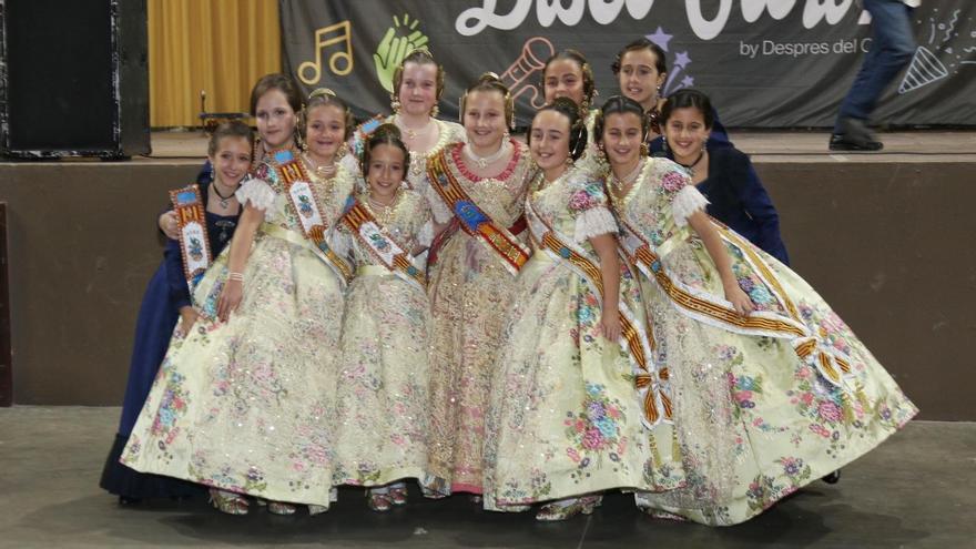 La reina, Maria Olivas, y su corte abrieron el baile con una coreografía especial.