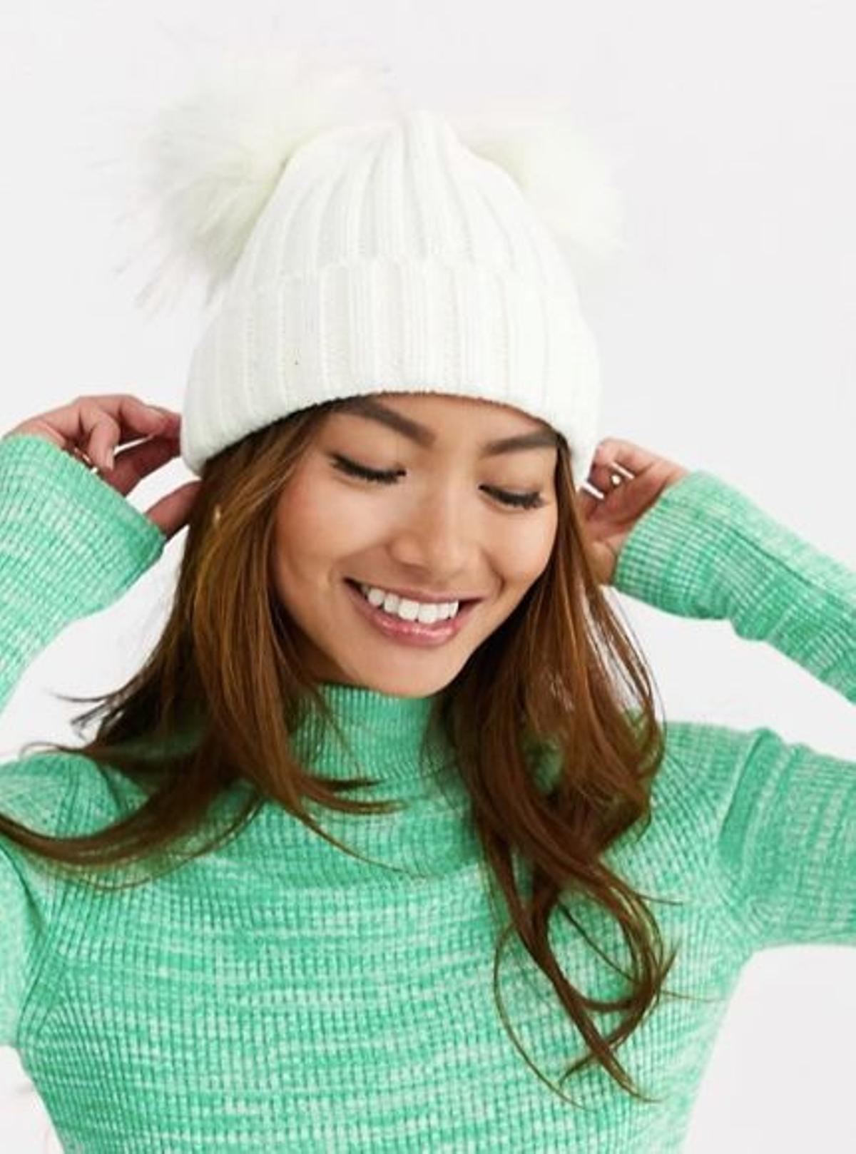 Gorro blanco don doble pompón (Precio: 19,99 euros)