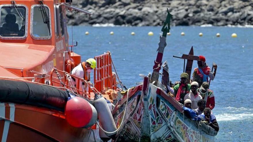 Salvamento Marítimo rescata un cayuco con 40 personas a bordo a 10 millas de El Hierro