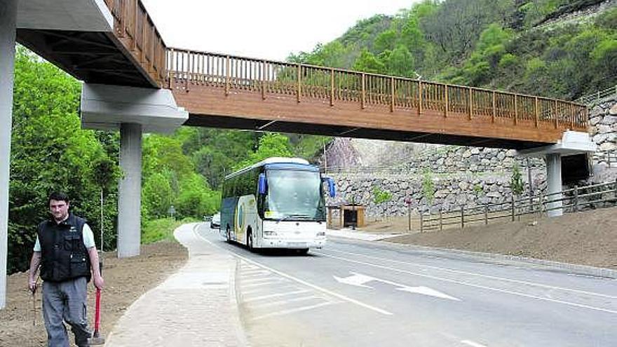 La pasarela peatonal de Muñigu, que sobrevuela la carretera Sotu Cangues-Covadonga (AS-262).