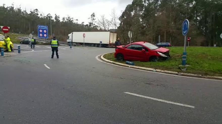 Un herido en una salida de vía en el acceso al puente de Catoira