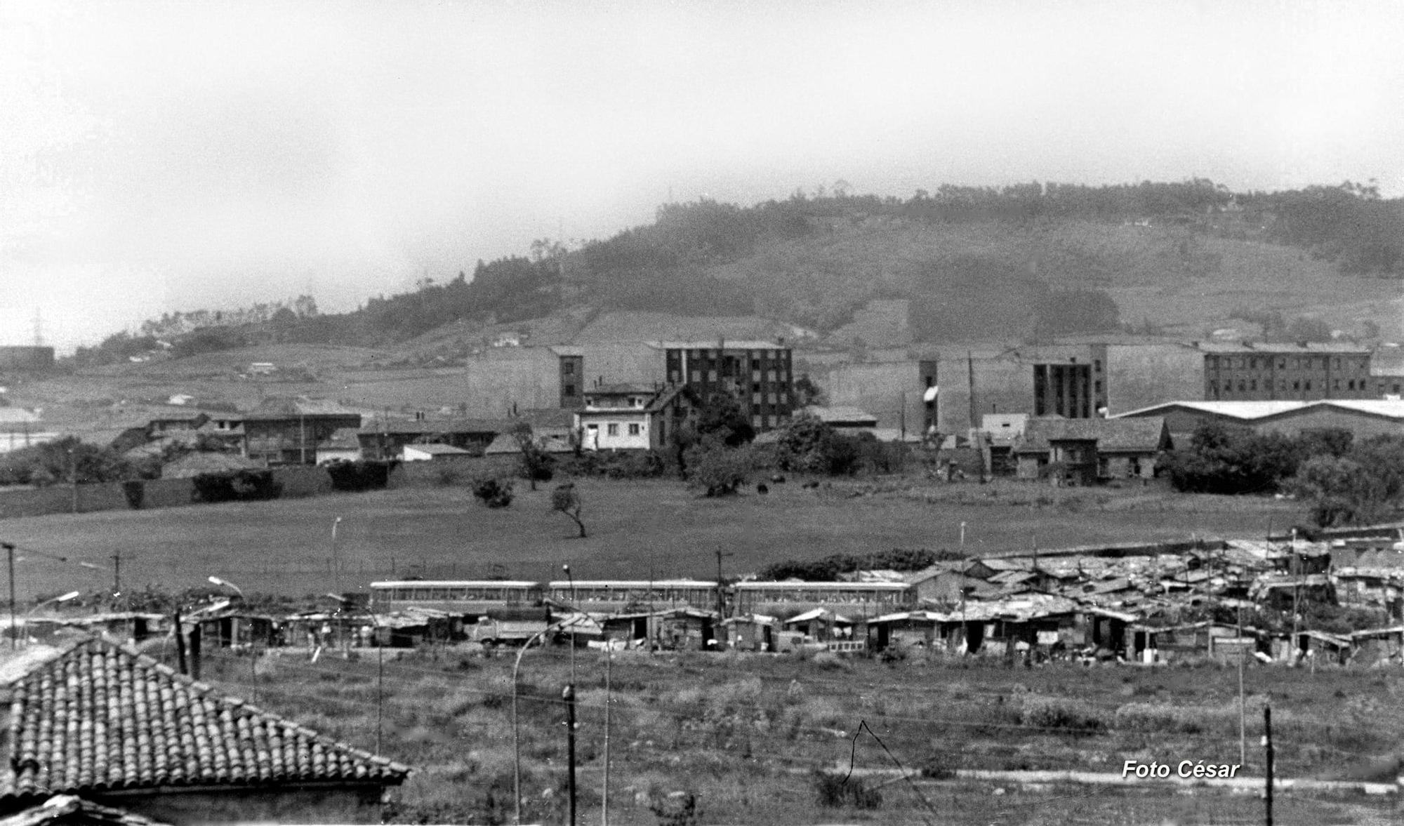 Villacaj�n ( Trema�es ) pasando el tren por el medio del poblado, 12-6-1978.jpg