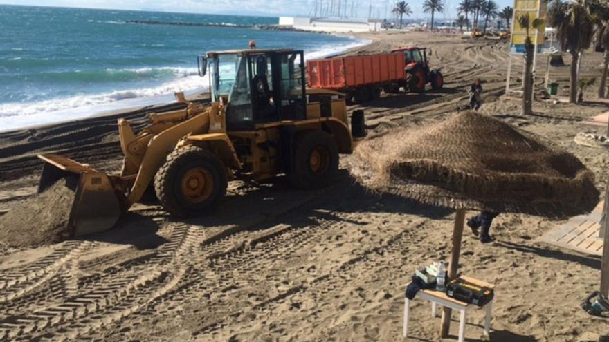 Maquinaria pesada trabaja en mejorar las playas de Marbella tras el temporal del fin de semana.