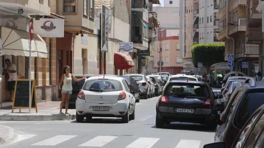 La calle Almirante Antequera, una de las que más tráfico soporta en Santa Pola.