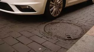 Grietas en el asfalto y rotura de arquetas en la calle Alfaros de Córdoba dos meses y medio después de su reforma